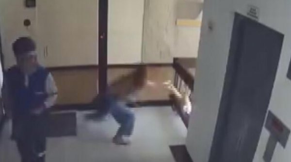 d Kolombiyalı anne çocuğunu son anda kurtardı