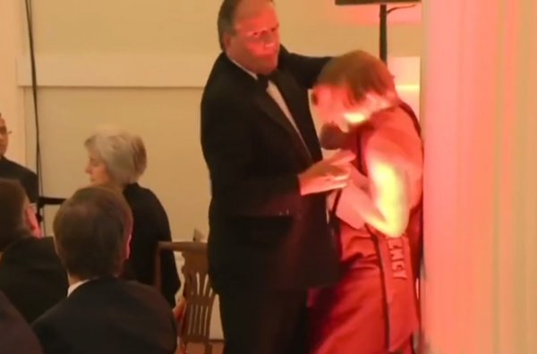 İngiliz Bakan kadın eylemciye saldırdı