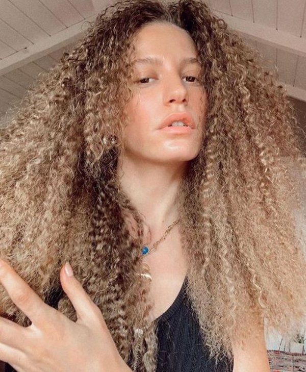 Kıvırcık Serenay Sarıkaya