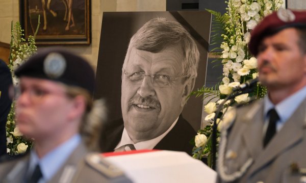 Almanya'da mültecilere yardım eden vali öldürüldü