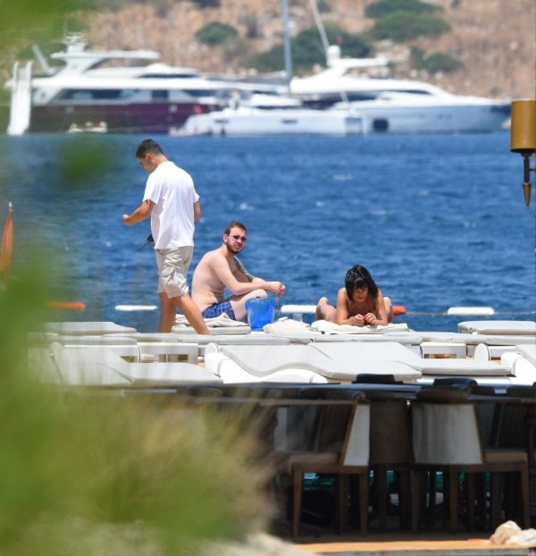 Zehra Çilingiroğlu'nun elbisesi dikkat çekti