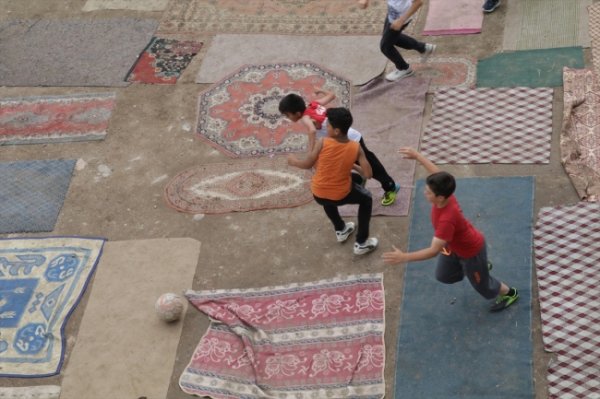 Boş araziye halı seren çocukların futbol aşkı