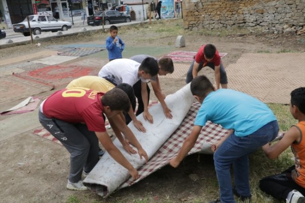 Boş araziye halı seren çocukların futbol aşkı