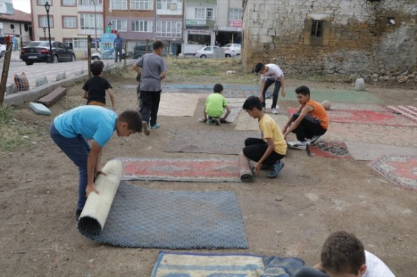 Boş araziye halı seren çocukların futbol aşkı