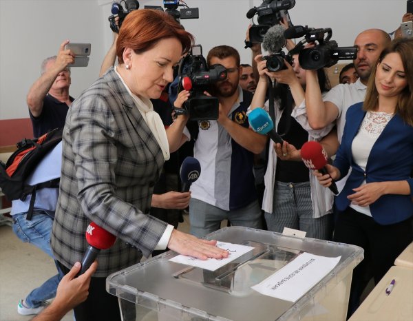 Meral Akşener oyunu kullandı