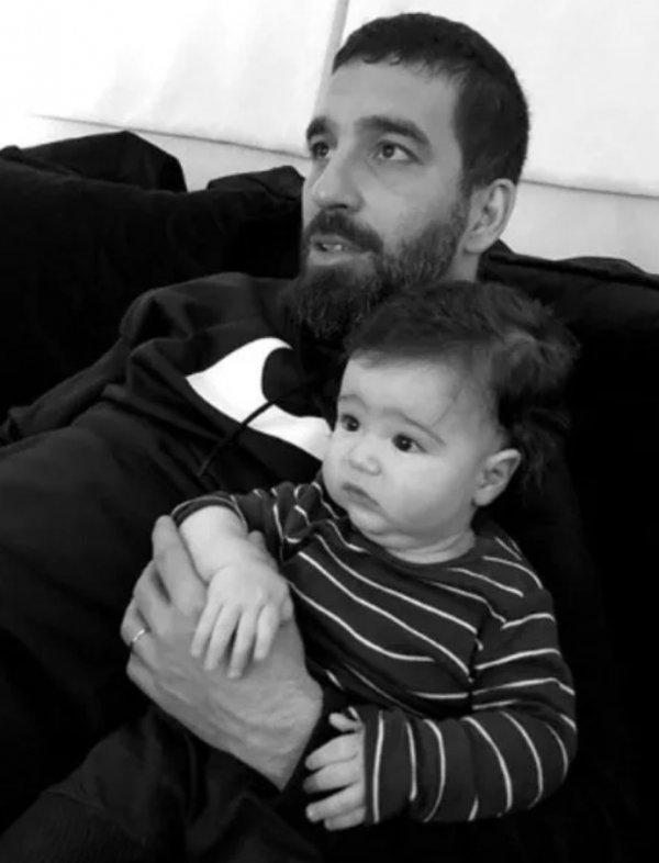 Hamza Arda Turan'ın annesine benzerliği dikkat çekti