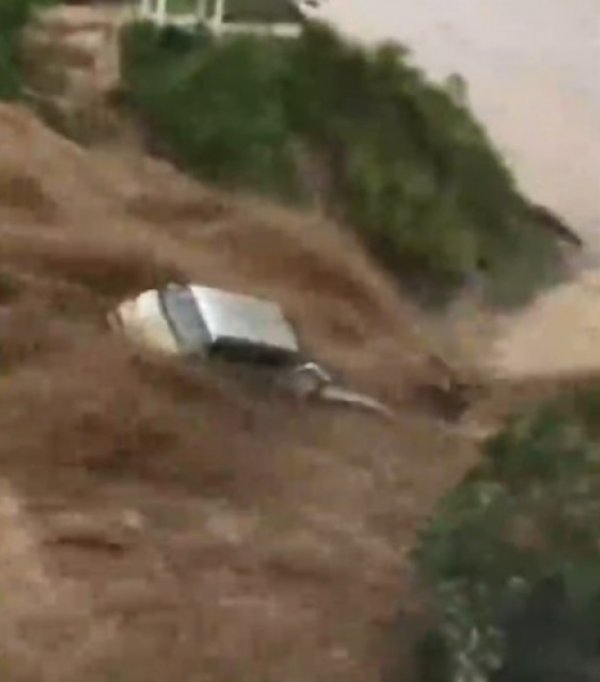 Çin’de sel suları araçları sürükledi: 61 ölü