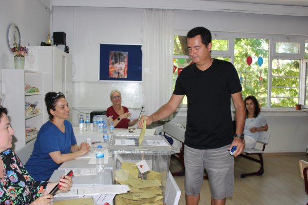 Acun Ilıcalı sandık başında