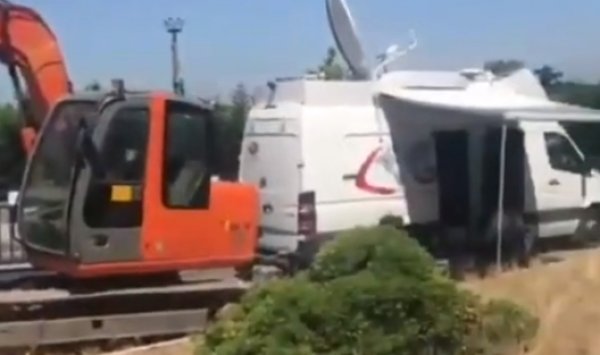 Canlı yayın araçları CHP binası önünde