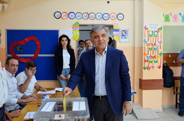 a Abdullah Gül oyunu kullandı
