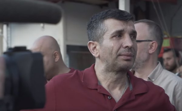 AK Partililer İstanbul İl Başkanlığı önünde gözyaşı döktü