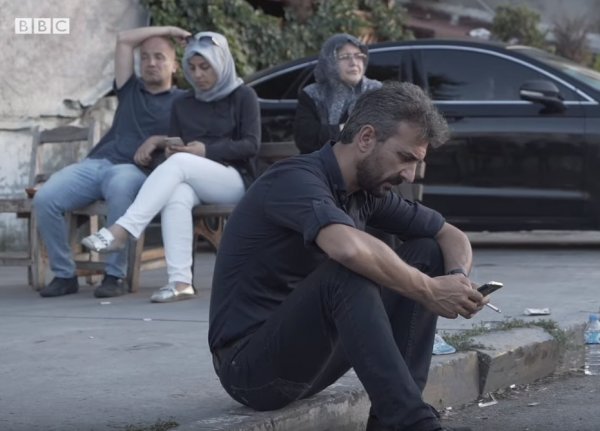 AK Partililer İstanbul İl Başkanlığı önünde gözyaşı döktü