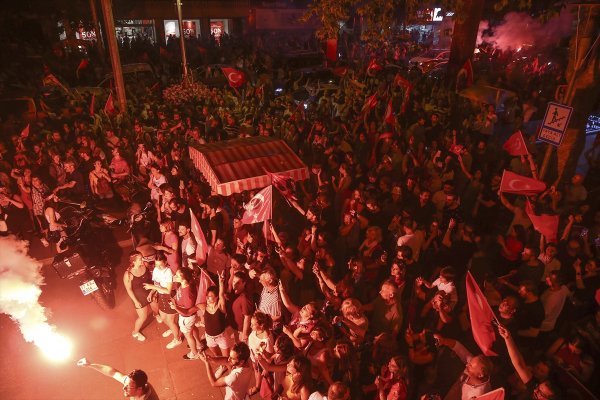 a İstanbul'da Ekrem İmamoğlu kutlaması