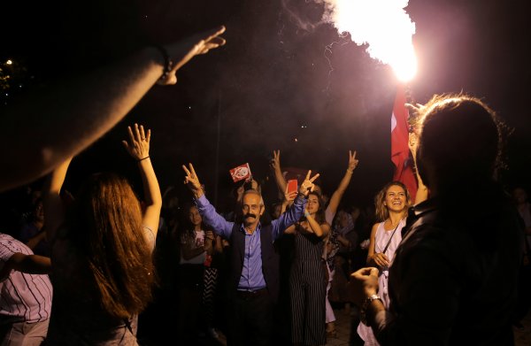 r İstanbul'da Ekrem İmamoğlu kutlaması