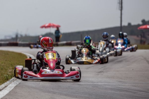 Karting yarışması hızlı başladı