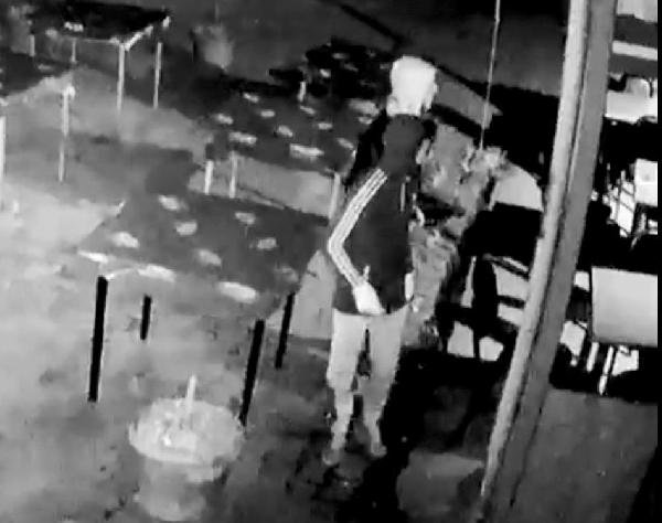 d Hırsızlar sucuk ve veresiye defterini çaldı