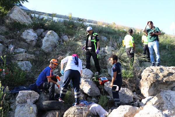 Kütahya'da otomobil şarampole devrildi: 2 ölü, 3 yaralı