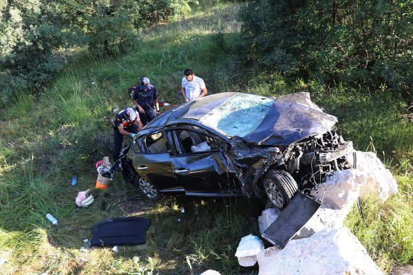Kütahya'da otomobil şarampole devrildi: 2 ölü, 3 yaralı