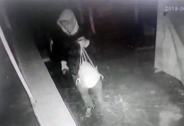 d Hırsızlar sucuk ve veresiye defterini çaldı