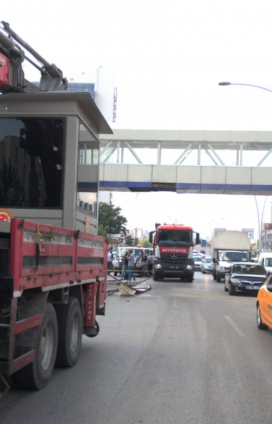i Ankara'da üst geçitten kopan parça kadının üstüne düştü