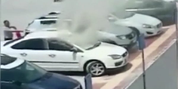 İ Adana'da yanan otomobildeki engellinin kurtarılma anı