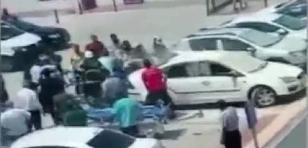 Adana'da yanan otomobildeki engellinin kurtarılma anı