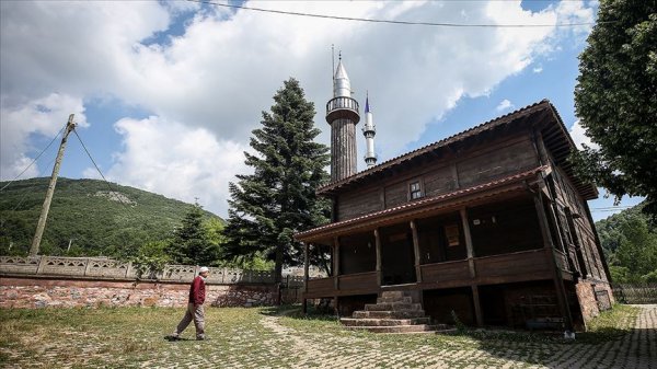Bursa'nın çivisiz camisi asırlara meydan okuyor