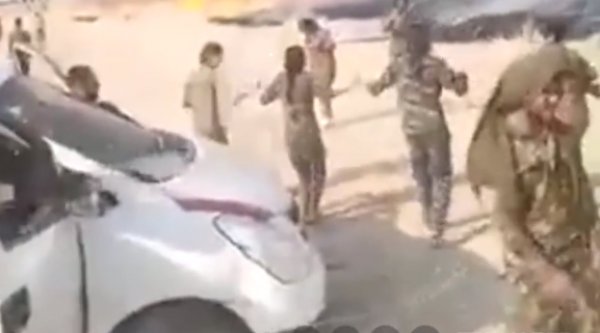 Tarım arazileri yanarken teröristler halay çekti