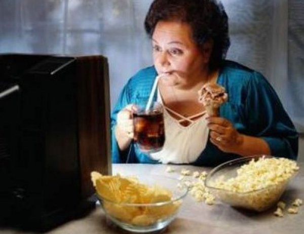 Televizyon başında oturmak, oturarak çalışmaktan riskli