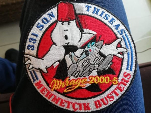 Yunan askerinin üniformasında Türk ordusuna hakaret peçi