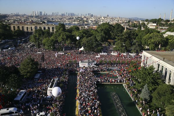 a Ekrem İmamoğlu belediye binası önünde konuştu