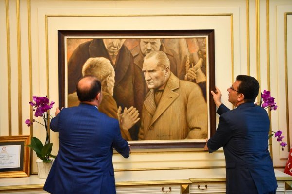 İBB Başkanı'nın odasına Atatürk resmi tekrar asıldı