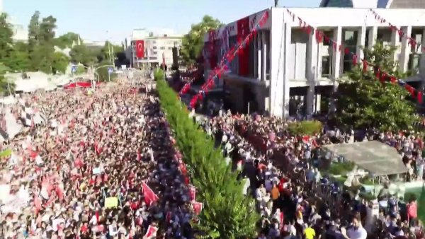 Ekrem İmamoğlu belediye binası önünde konuştu