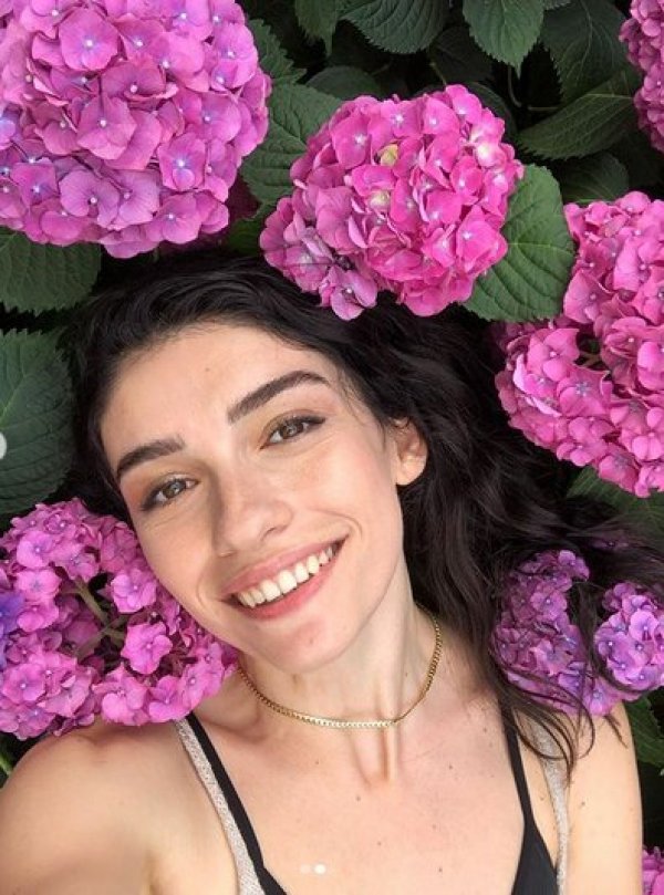 Hazar Ergüçlü filtresiz fotoğraf