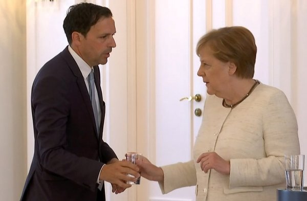 r Susuz kalan Merkel yine titredi