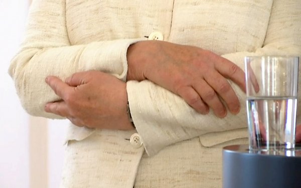 r Susuz kalan Merkel yine titredi