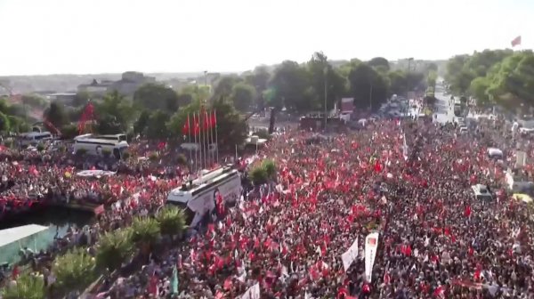 Ekrem İmamoğlu belediye binası önünde konuştu