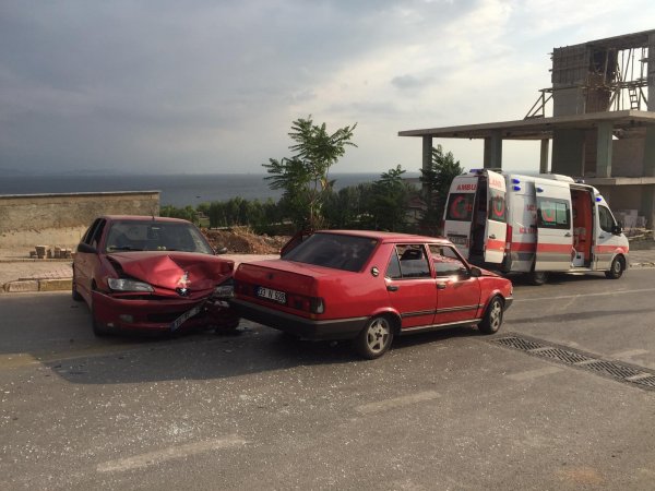 Kocaeli'de otomobiller kafa kafaya çarpıştı: 4 çocuk yaralı