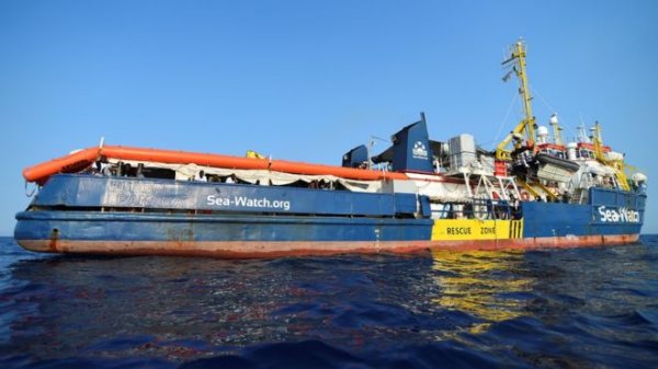 Göçmenler denizin ortasında kaldı