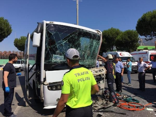 Manisa'da işçi servis midibüsü tır dorsesine çarptı