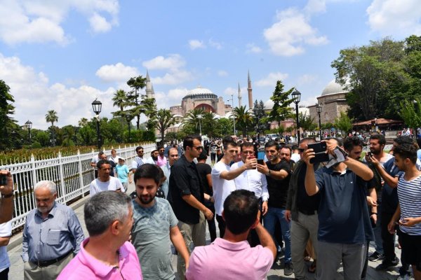 Ekrem İmamoğlu cuma namazını Sultanahmet Camii'nde kıldı
