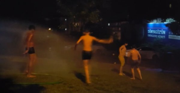 Sıcaktan bunalan çocuklara sulu serinlik