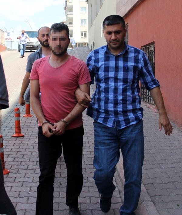 Annesini otomobilde gören adam sürücüyü öldürdü