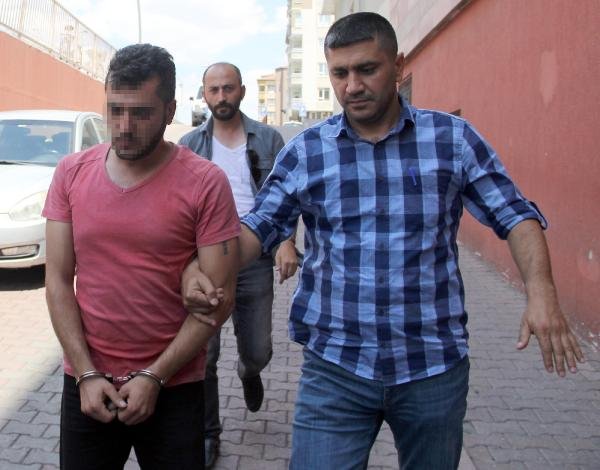 Annesini otomobilde gören adam sürücüyü öldürdü