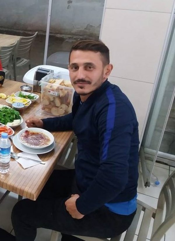 Kendi kaskını arkadaşına verince öldü