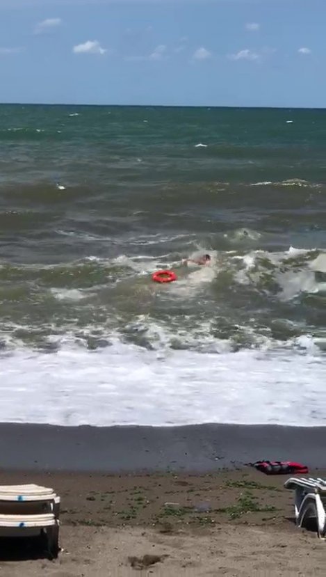 Boğulmak üzere olan genci cankurtaran kurtardı