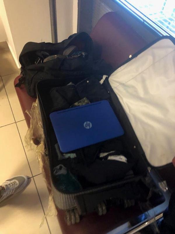 Hırsız ülkesine kaçarkan uçağın merdivenlerinde yakalandı