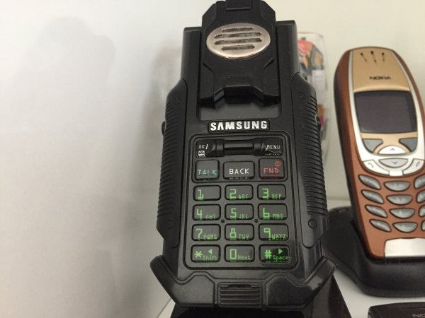 i 15 yılda biriktirdiği cep telefonları ile uyuyor