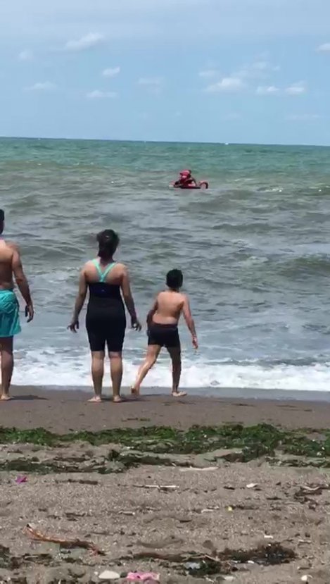 Boğulmak üzere olan genci cankurtaran kurtardı