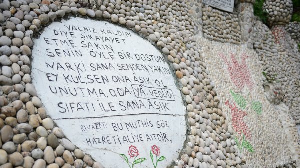 Emekli imam yaşadığı sokağı taşlarla süsledi